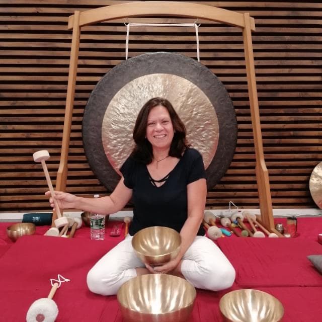 Retrato profesional de la terapeuta Maria Isabel Pestana junto a sus cuencos Peter Hess